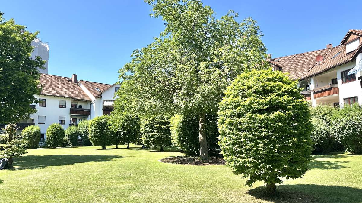 Koffer packen – Einziehen und WOHLFÜHLEN – renovierte 2 Zi Whg.mit 2 Balkonen und EBK