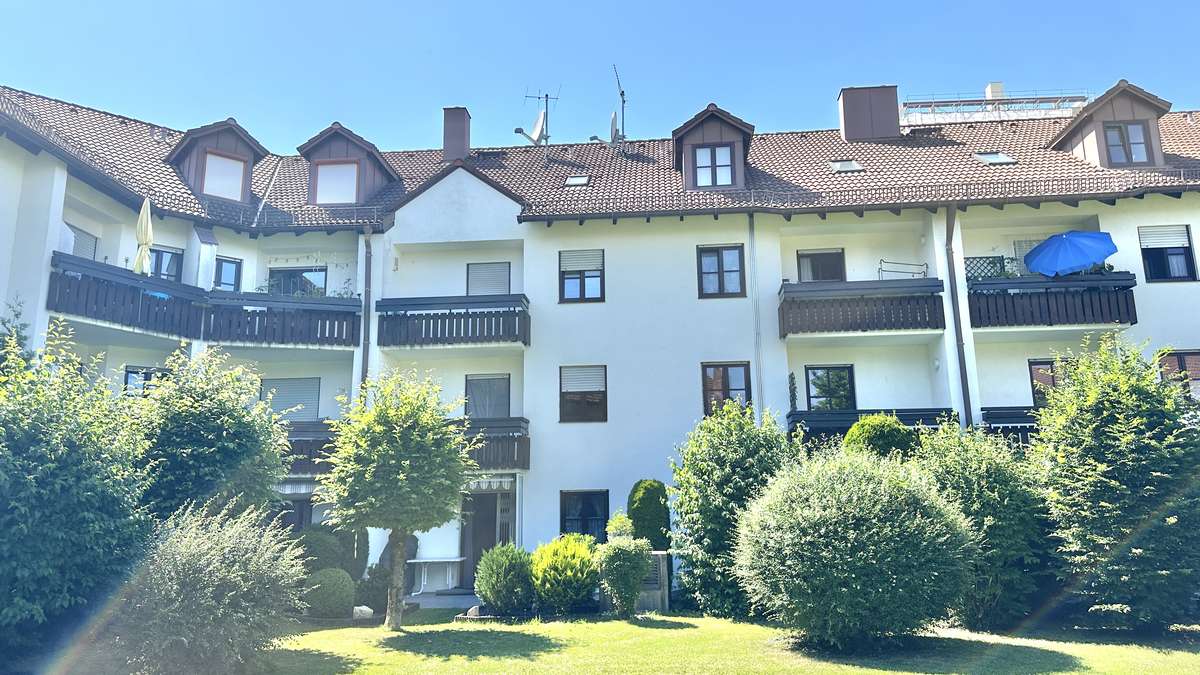 Koffer packen – Einziehen und WOHLFÜHLEN – renovierte 2 Zi Whg.mit 2 Balkonen und EBK