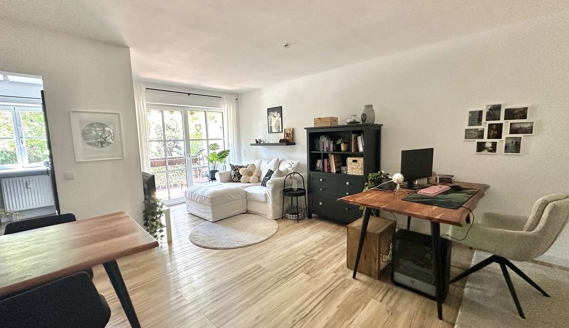 Koffer packen – Einziehen und WOHLFÜHLEN – renovierte 2 Zi Whg.mit 2 Balkonen und EBK