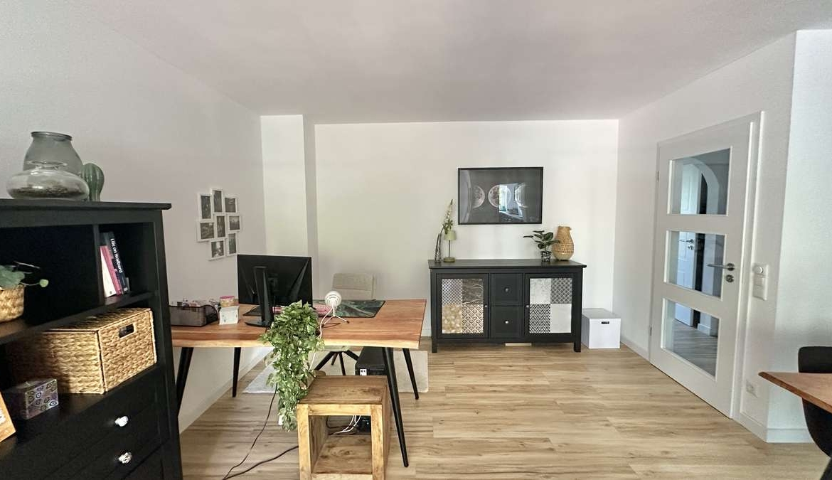 Koffer packen – Einziehen und WOHLFÜHLEN – renovierte 2 Zi Whg.mit 2 Balkonen und EBK