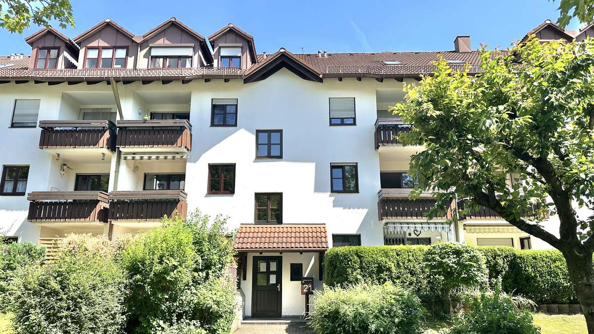 Koffer packen – Einziehen und WOHLFÜHLEN – renovierte 2 Zi Whg.mit 2 Balkonen und EBK