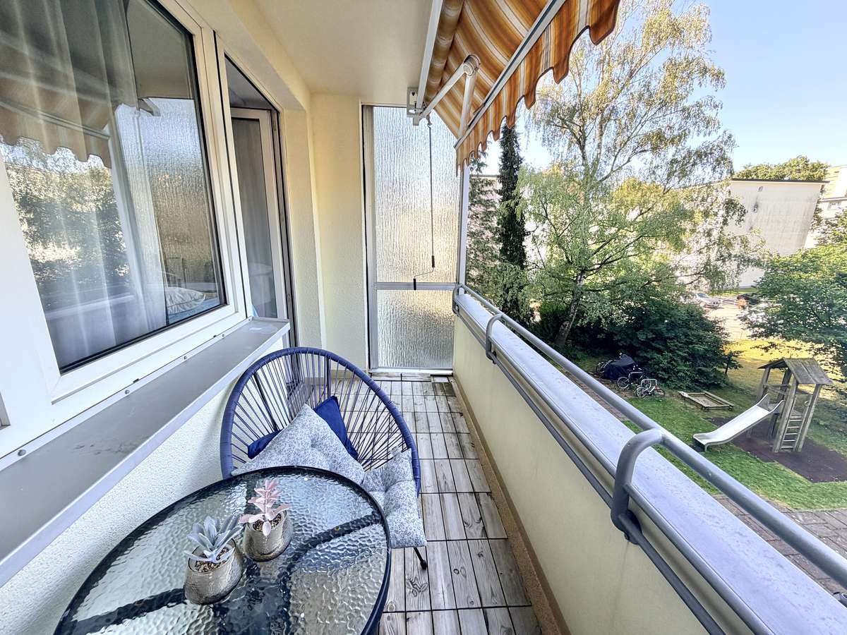 Wohnzimmer ZWEITBEZUG nach Sanierung – 2,5-Zi-Whg mit West-Blk in Oberschleißheim / Nh. S1