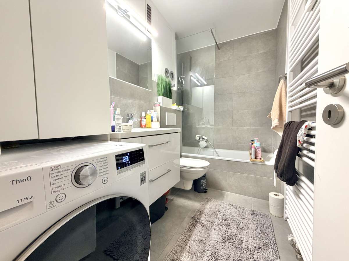 Badezimmer ZWEITBEZUG nach Sanierung – 2,5-Zi-Whg mit West-Blk in Oberschleißheim / Nh. S1
