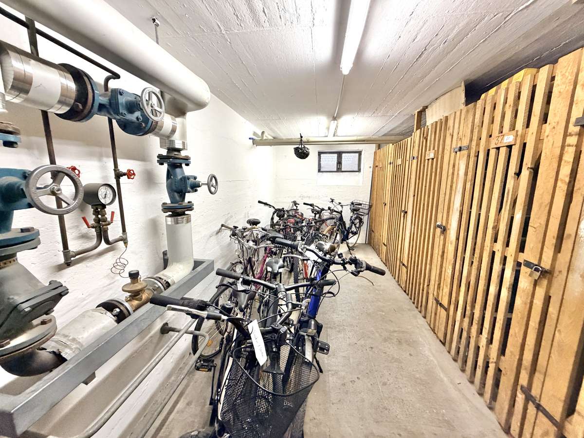 Badezimmer ZWEITBEZUG nach Sanierung – 2,5-Zi-Whg mit West-Blk in Oberschleißheim / Nh. S1