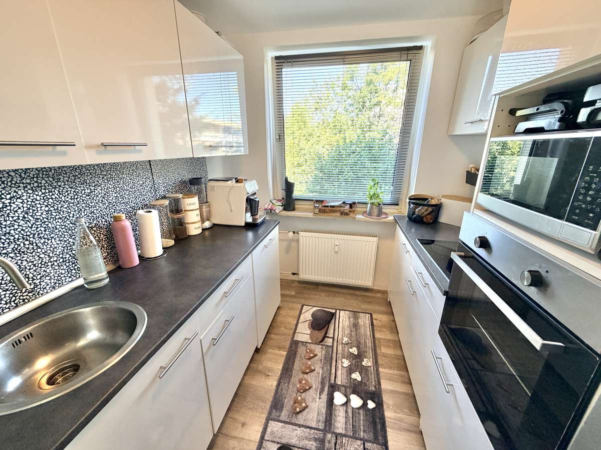 Küche (EBK zur Ablöse VB) ZWEITBEZUG nach Sanierung – 2,5-Zi-Whg mit West-Blk in Oberschleißheim / Nh. S1