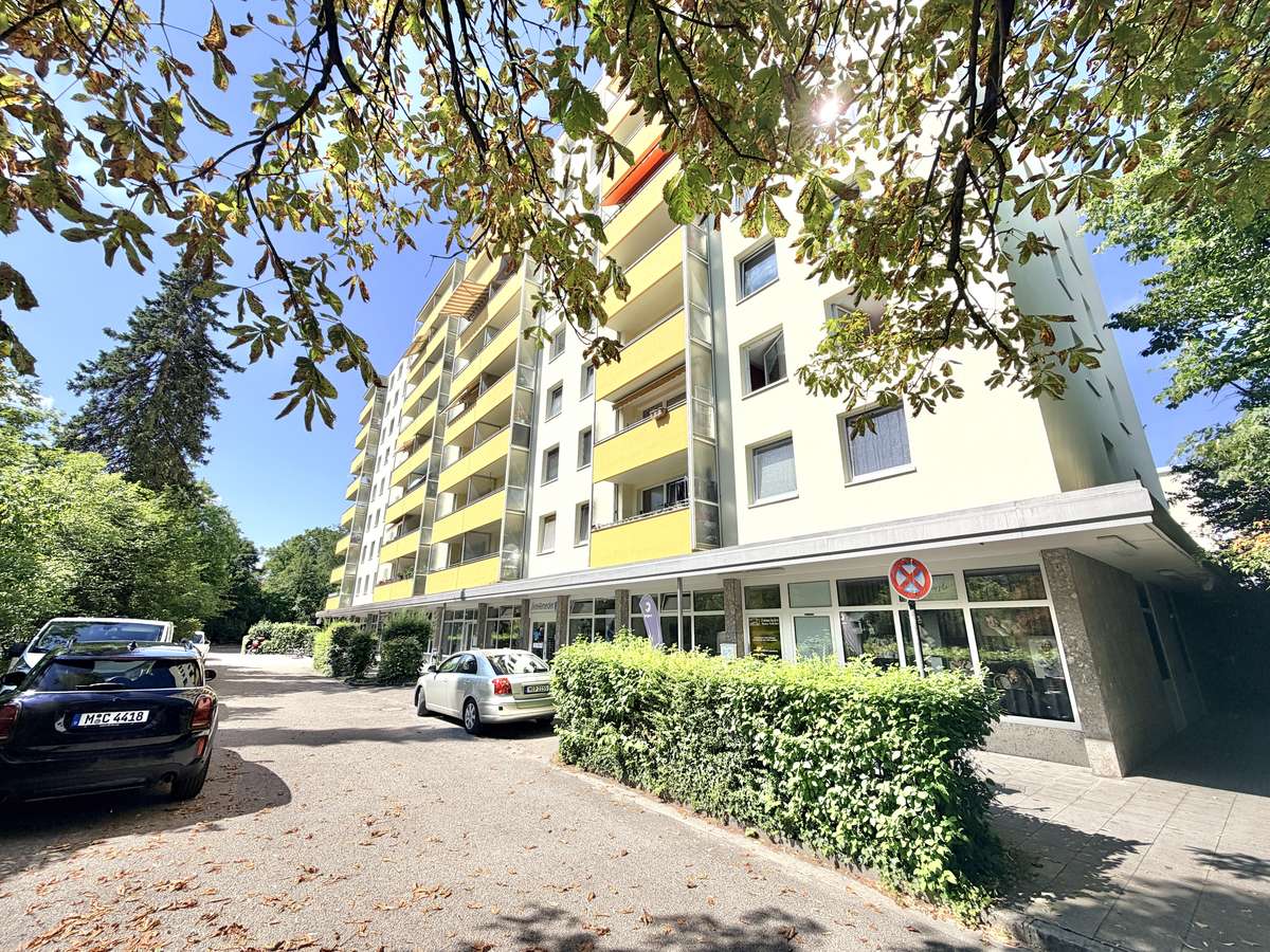 Spielplatz im Hof ZWEITBEZUG nach Sanierung – 2,5-Zi-Whg mit West-Blk in Oberschleißheim / Nh. S1