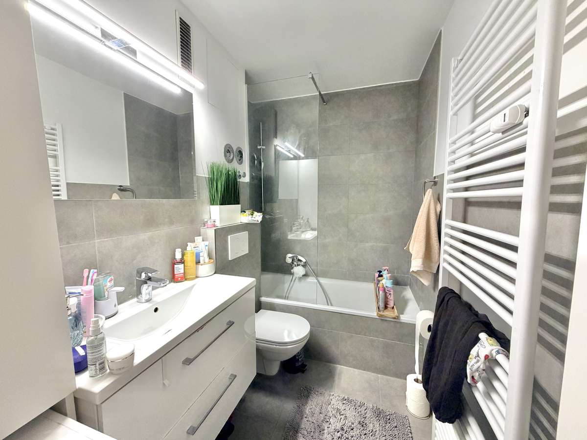 Badezimmer ZWEITBEZUG nach Sanierung – 2,5-Zi-Whg mit West-Blk in Oberschleißheim / Nh. S1