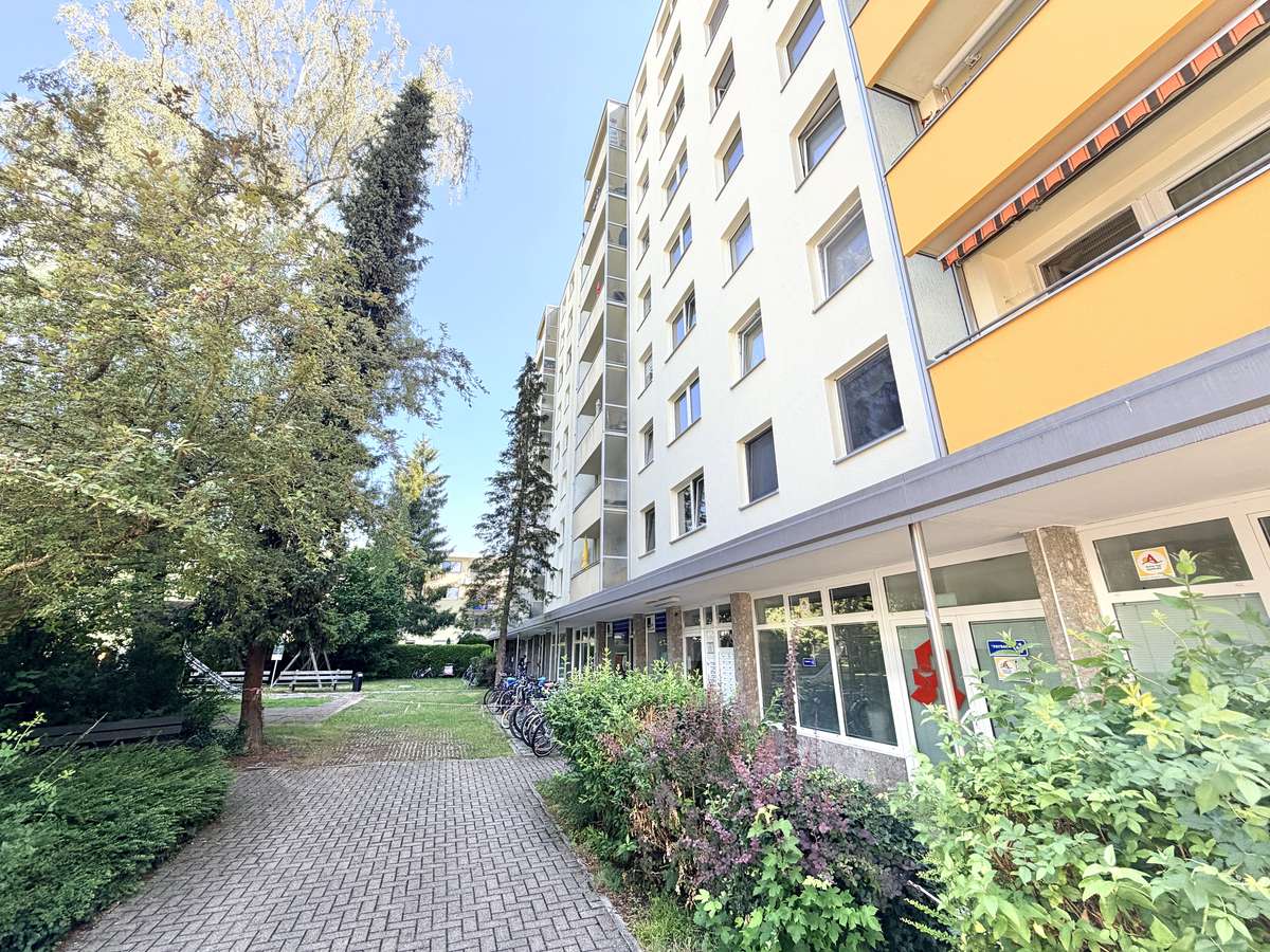 Hausansicht ZWEITBEZUG nach Sanierung – 2,5-Zi-Whg mit West-Blk in Oberschleißheim / Nh. S1