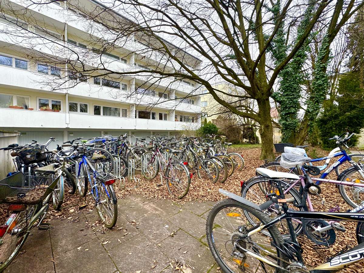 Fahrradabstellmöglichkeit Sonnige und ruhige 1-Zi. Whg. mit großem Westbalkon und Blick ins Grüne