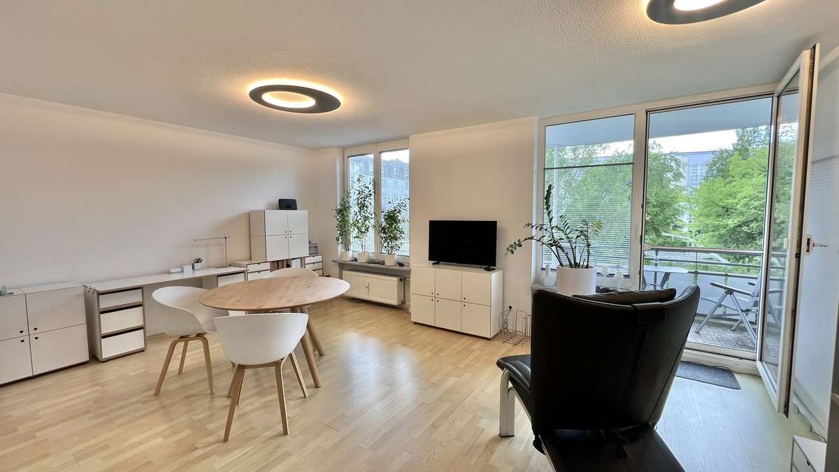 Wohnzimmer 2-Zi.-Whg. mit Westbalkon – Helles Zuhause in attraktiver Lage