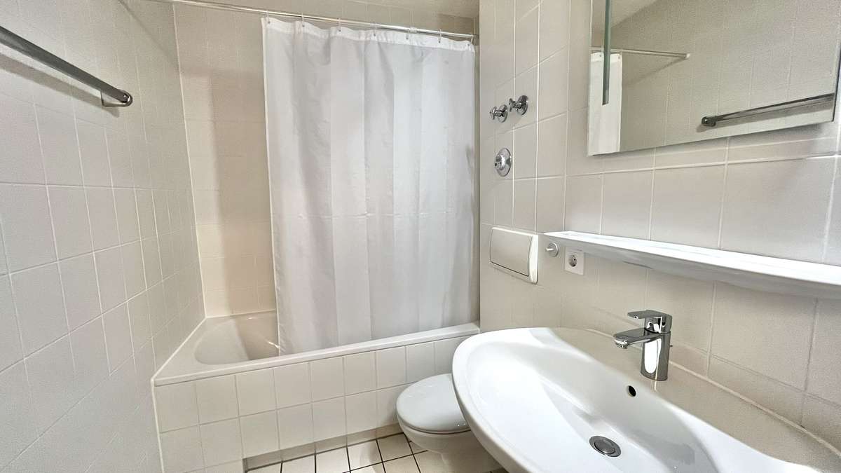 Badezimmer 2-Zi.-Whg. mit Westbalkon – Helles Zuhause in attraktiver Lage
