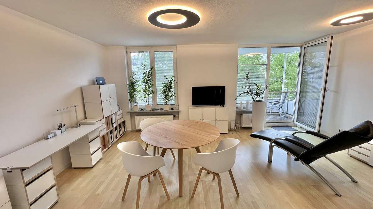 Wohnzimmer 2-Zi.-Whg. mit Westbalkon – Helles Zuhause in attraktiver Lage