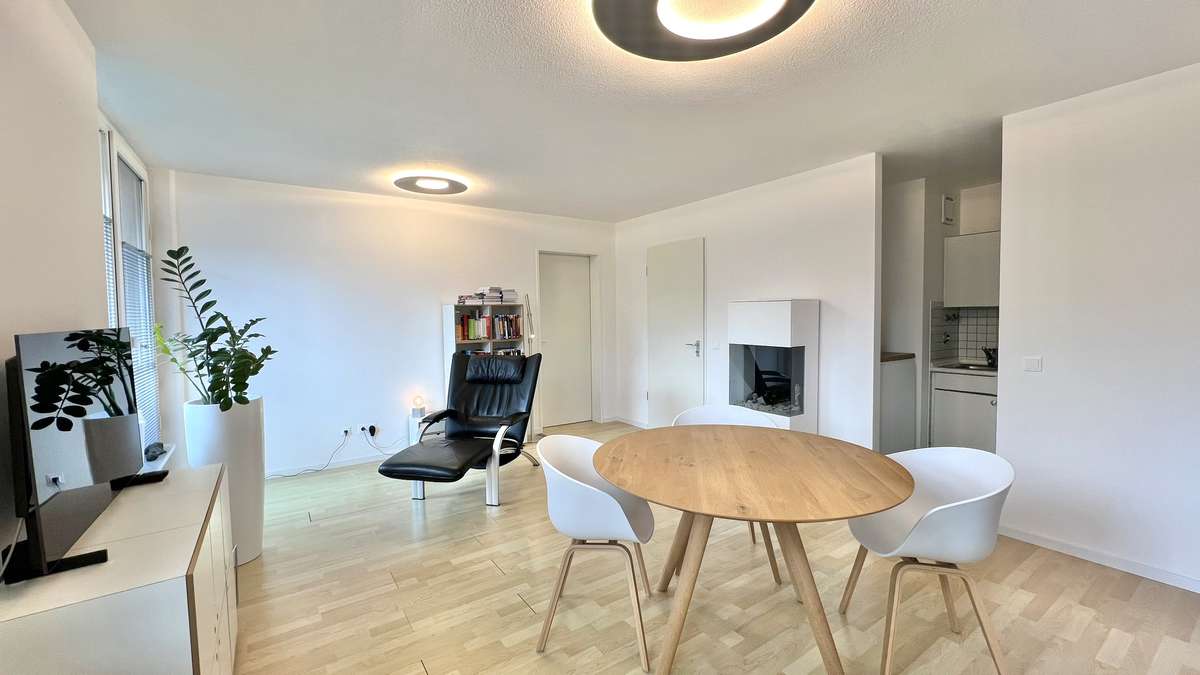 Wohnzimmer 2-Zi.-Whg. mit Westbalkon – Helles Zuhause in attraktiver Lage