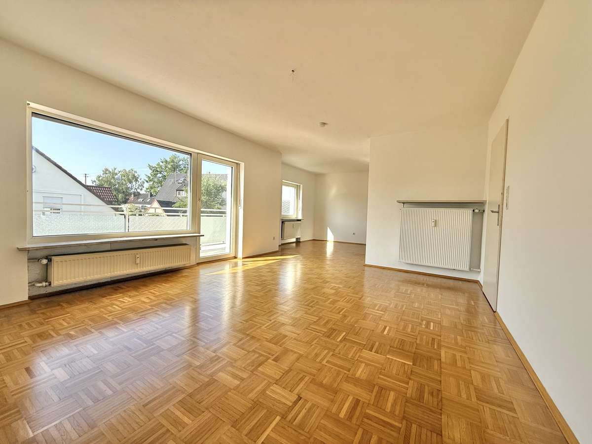 Wohnzimmer Helle 3-Zimmer-Wohnung mit Balkon in ruhigem 3-Parteien-Haus in Unterschleißheim