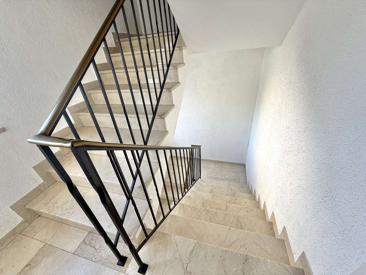 Treppenhaus Helle 3-Zimmer-Wohnung mit Balkon in ruhigem 3-Parteien-Haus in Unterschleißheim
