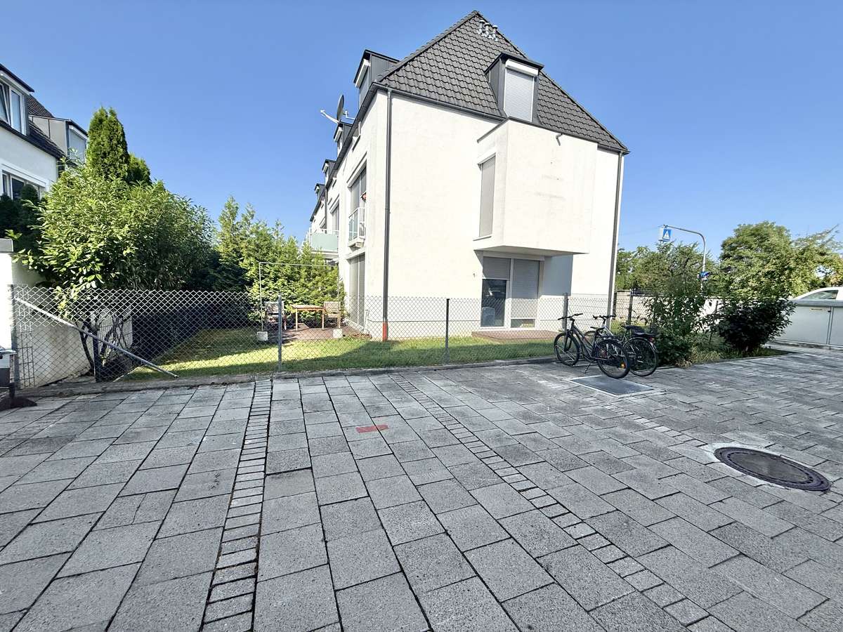 Hausansicht Helle 3-Zimmer-Wohnung mit Balkon in ruhigem 3-Parteien-Haus in Unterschleißheim