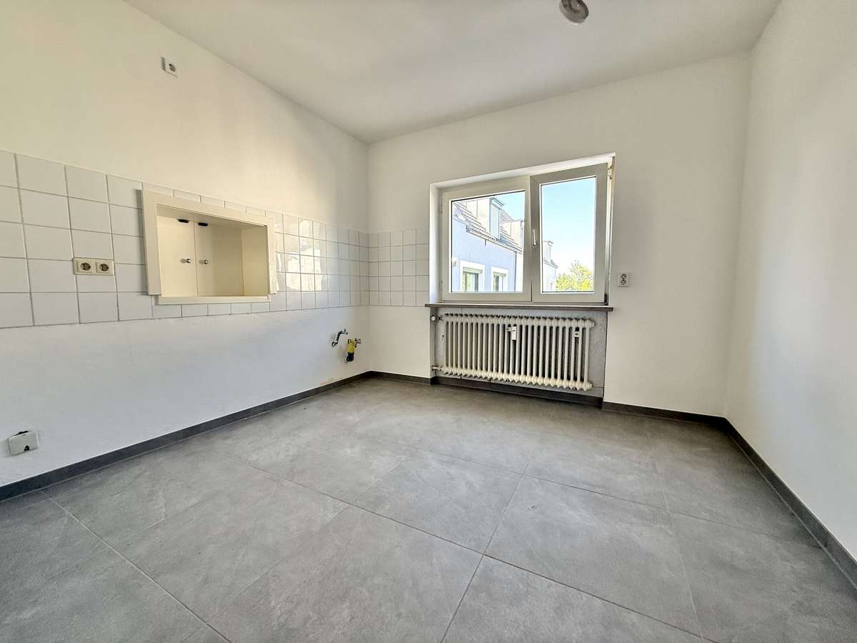 Küche Helle 3-Zimmer-Wohnung mit Balkon in ruhigem 3-Parteien-Haus in Unterschleißheim