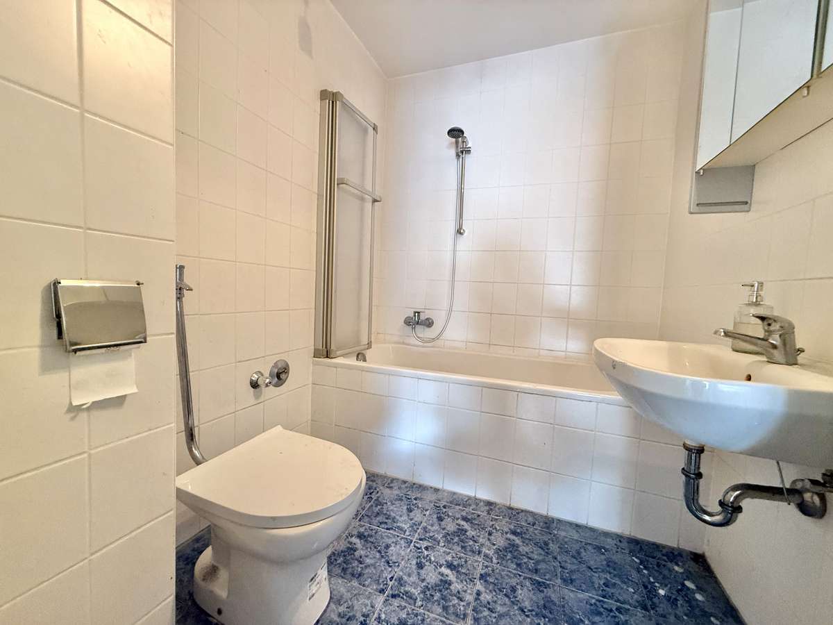 Badezimmer Helle 3-Zimmer-Wohnung mit Balkon in ruhigem 3-Parteien-Haus in Unterschleißheim