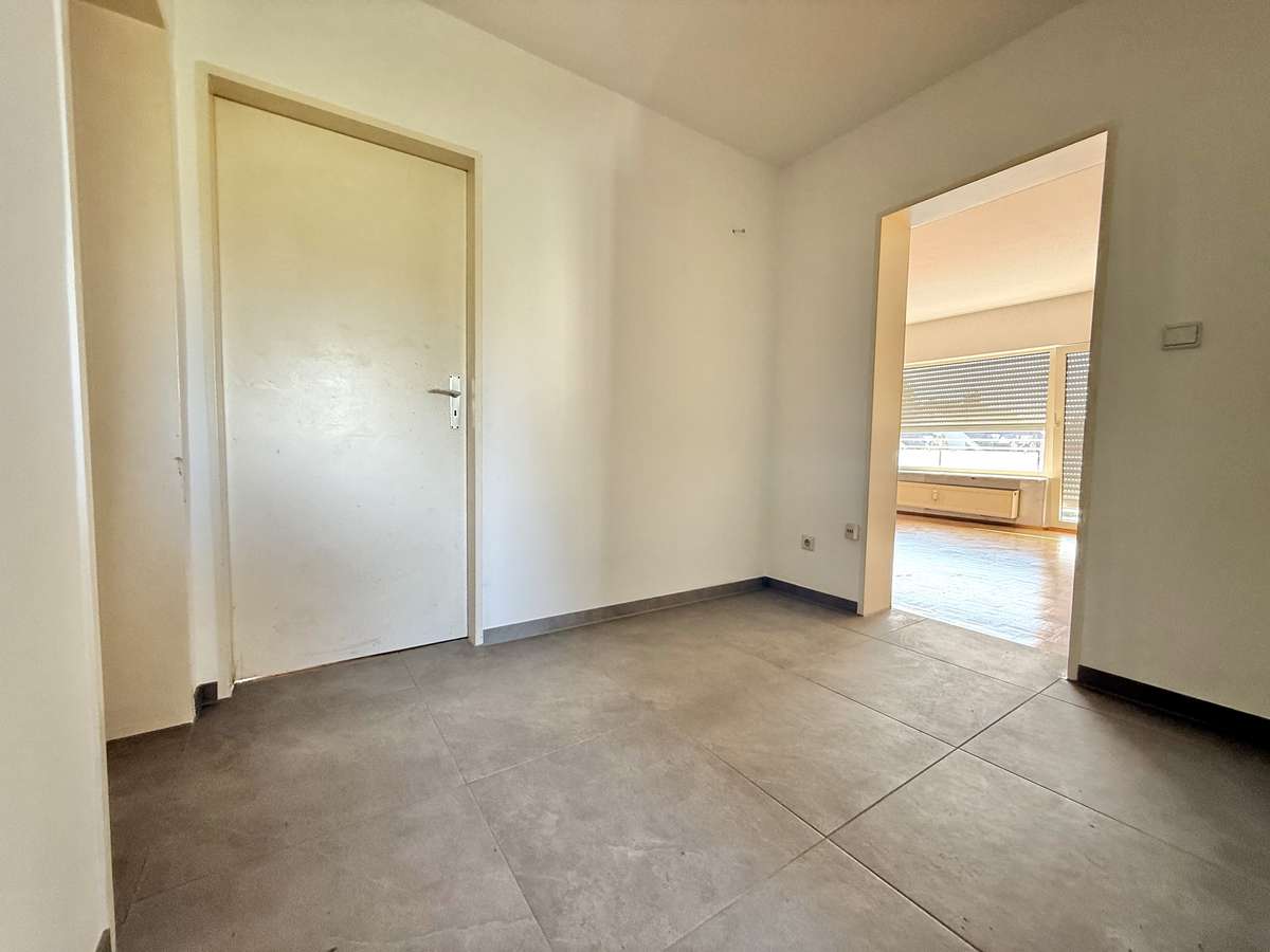 Flur Helle 3-Zimmer-Wohnung mit Balkon in ruhigem 3-Parteien-Haus in Unterschleißheim