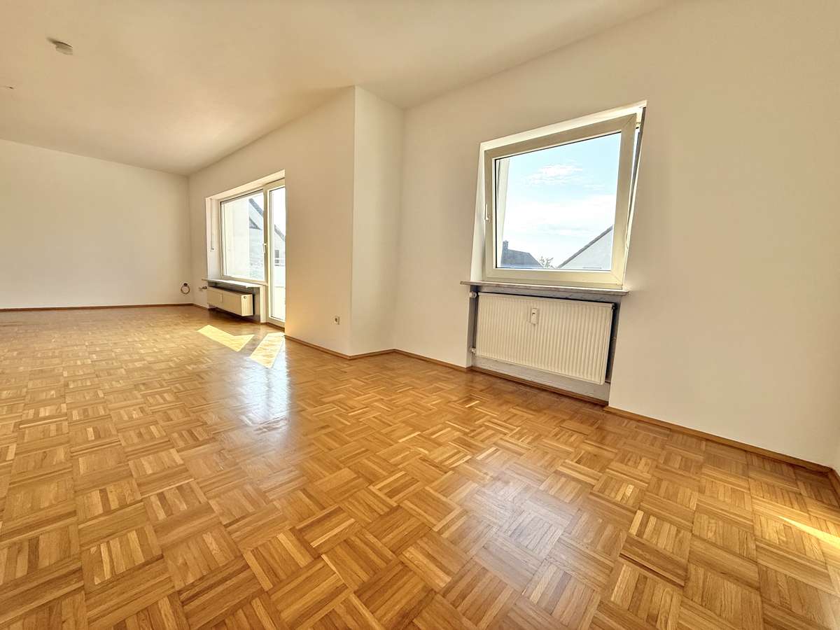 Wohnzimmer Helle 3-Zimmer-Wohnung mit Balkon in ruhigem 3-Parteien-Haus in Unterschleißheim
