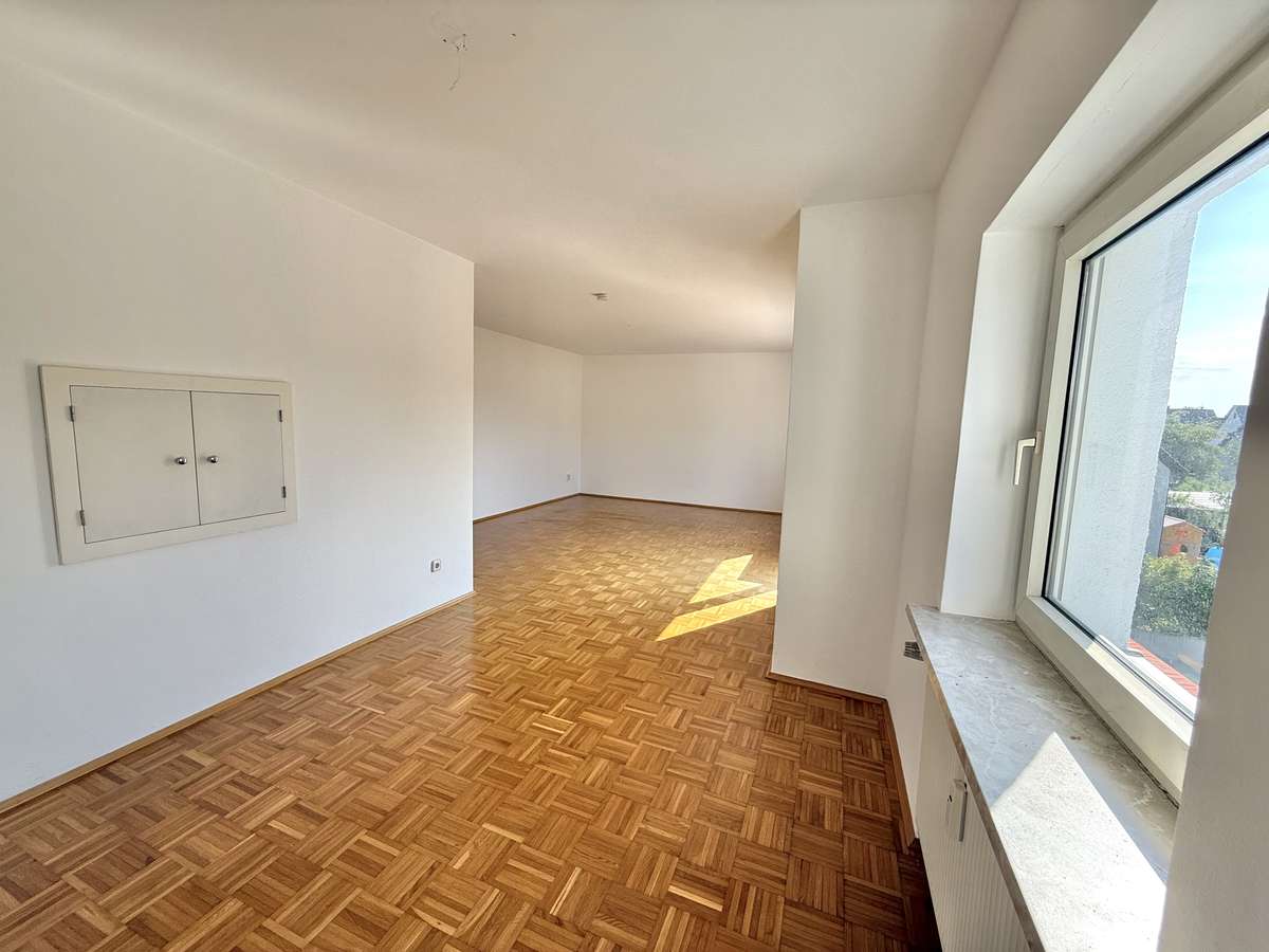 Wohnzimmer Helle 3-Zimmer-Wohnung mit Balkon in ruhigem 3-Parteien-Haus in Unterschleißheim