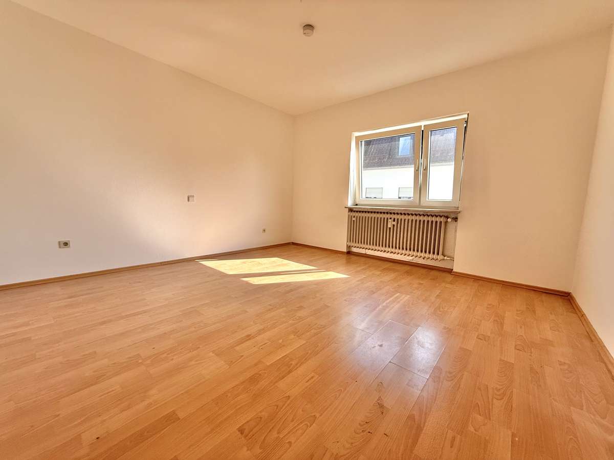 Schlafzimmer Helle 3-Zimmer-Wohnung mit Balkon in ruhigem 3-Parteien-Haus in Unterschleißheim