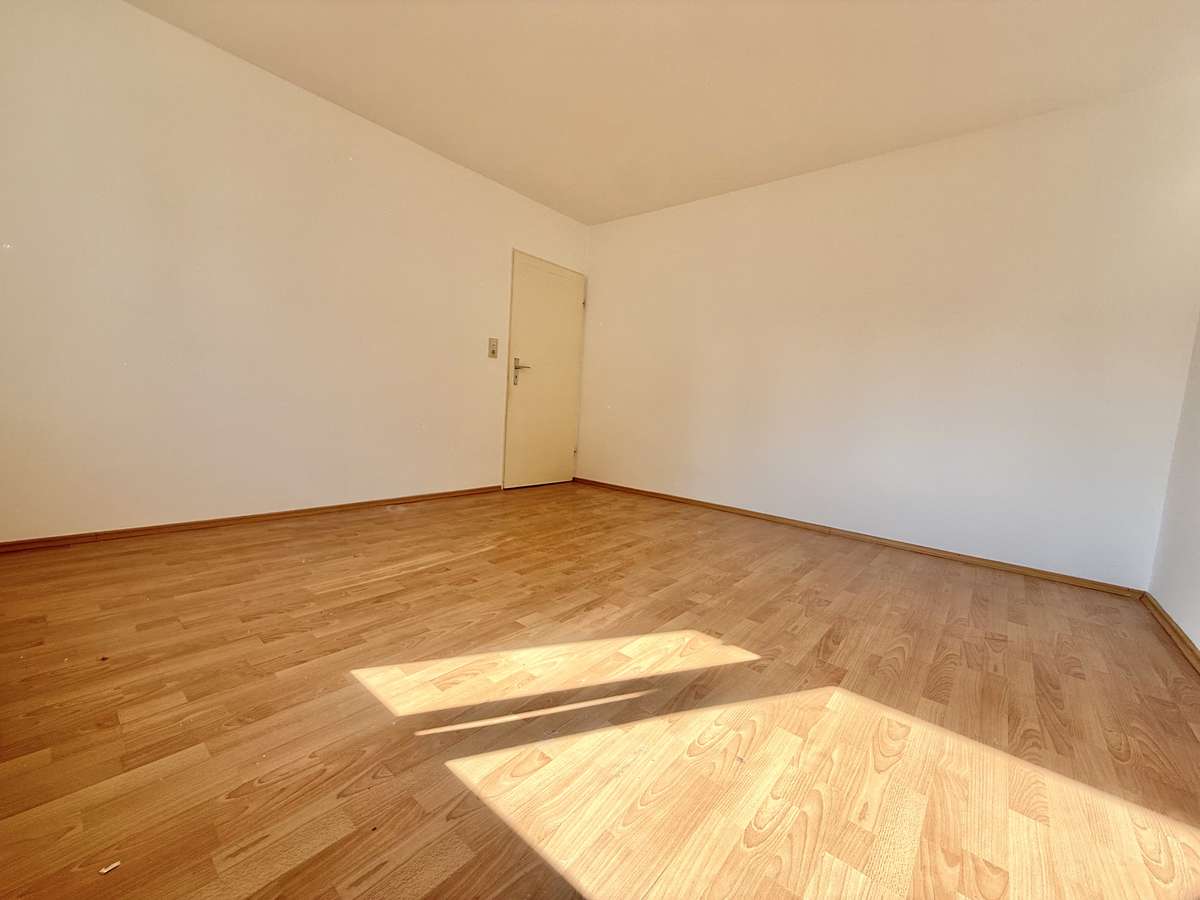 Schlafzimmer Helle 3-Zimmer-Wohnung mit Balkon in ruhigem 3-Parteien-Haus in Unterschleißheim