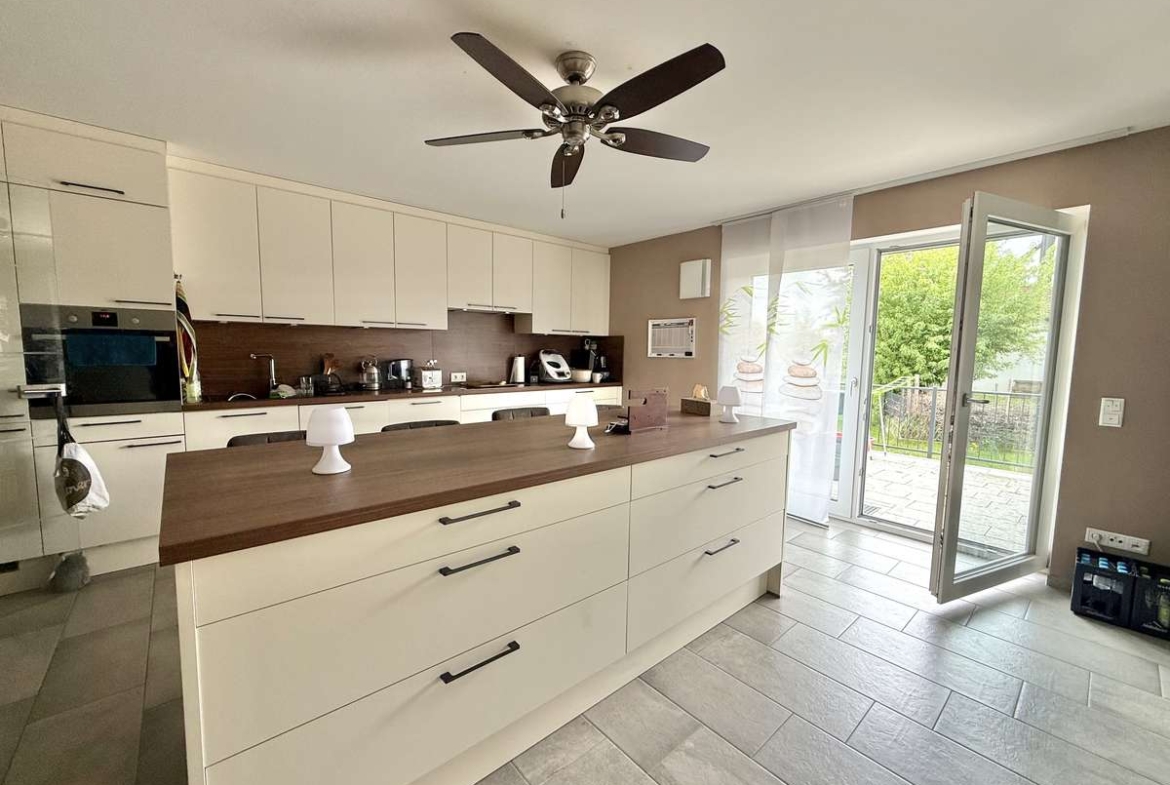 NEUWERTIGE  4-Zi.-Wohnung in Hettenshausen mit sonnige Südterrasse