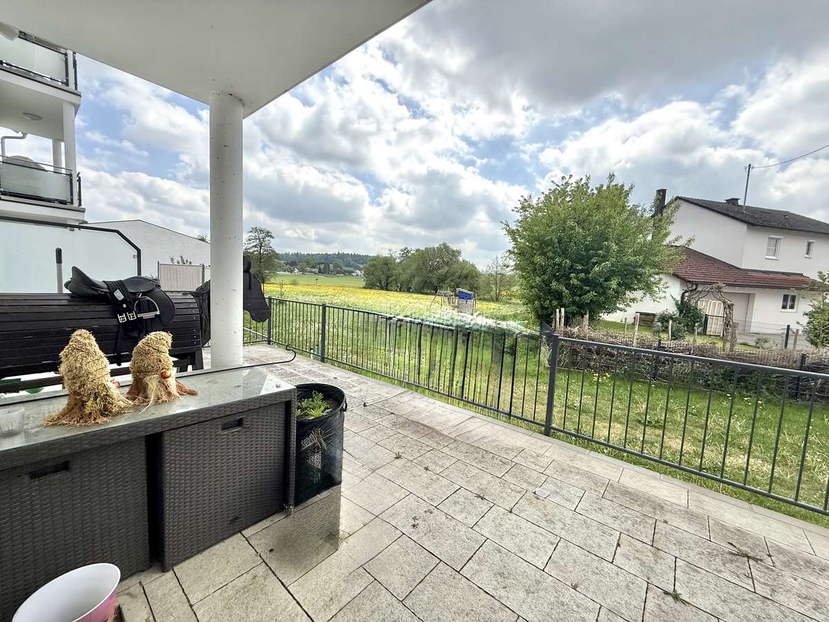 NEUWERTIGE  4-Zi.-Wohnung in Hettenshausen mit sonnige Südterrasse