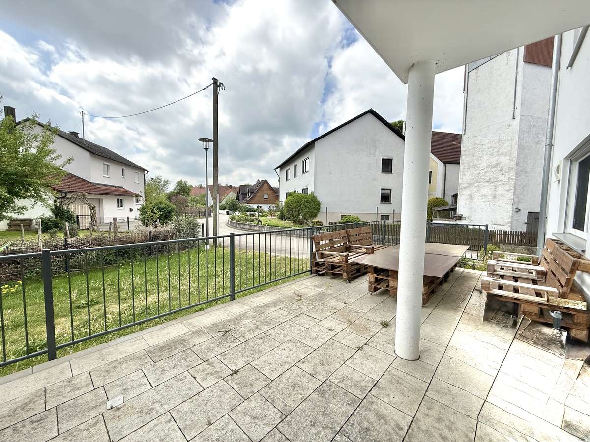NEUWERTIGE  4-Zi.-Wohnung in Hettenshausen mit sonnige Südterrasse