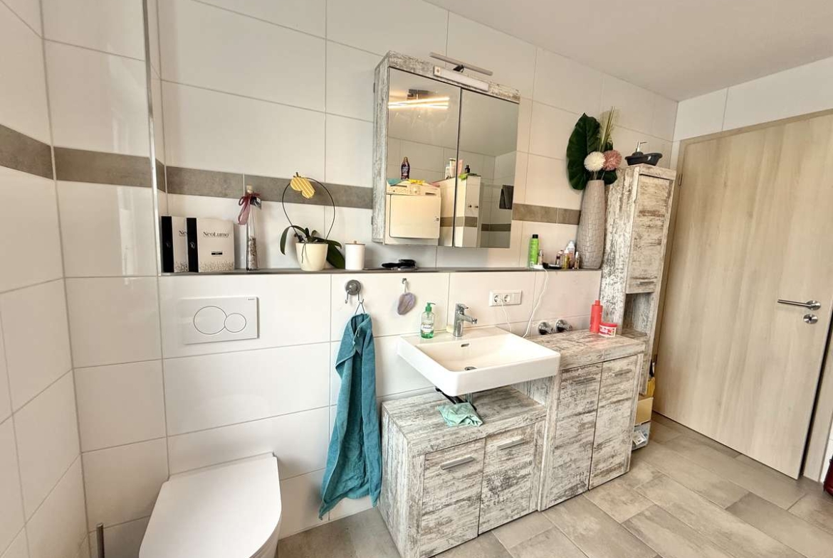 NEUWERTIGE  4-Zi.-Wohnung in Hettenshausen mit sonnige Südterrasse