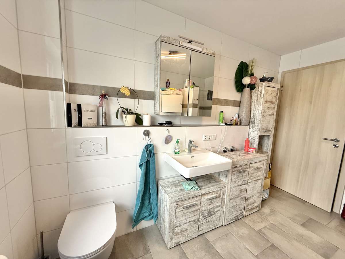 NEUWERTIGE  4-Zi.-Wohnung in Hettenshausen mit sonnige Südterrasse