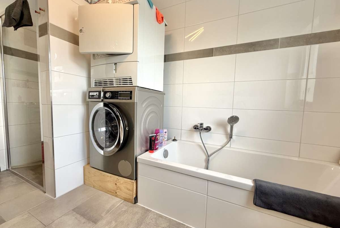 NEUWERTIGE  4-Zi.-Wohnung in Hettenshausen mit sonnige Südterrasse