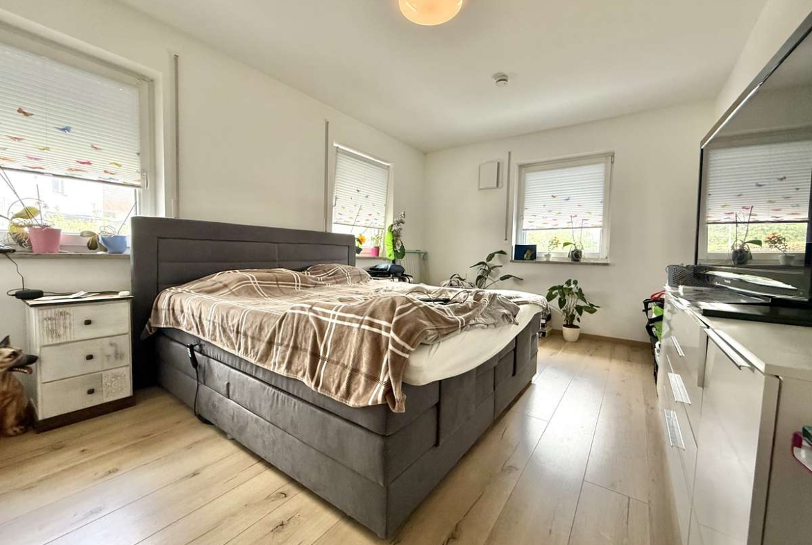NEUWERTIGE  4-Zi.-Wohnung in Hettenshausen mit sonnige Südterrasse