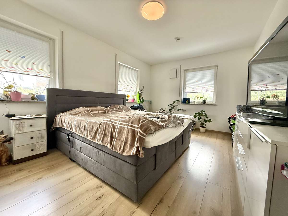 NEUWERTIGE  4-Zi.-Wohnung in Hettenshausen mit sonnige Südterrasse