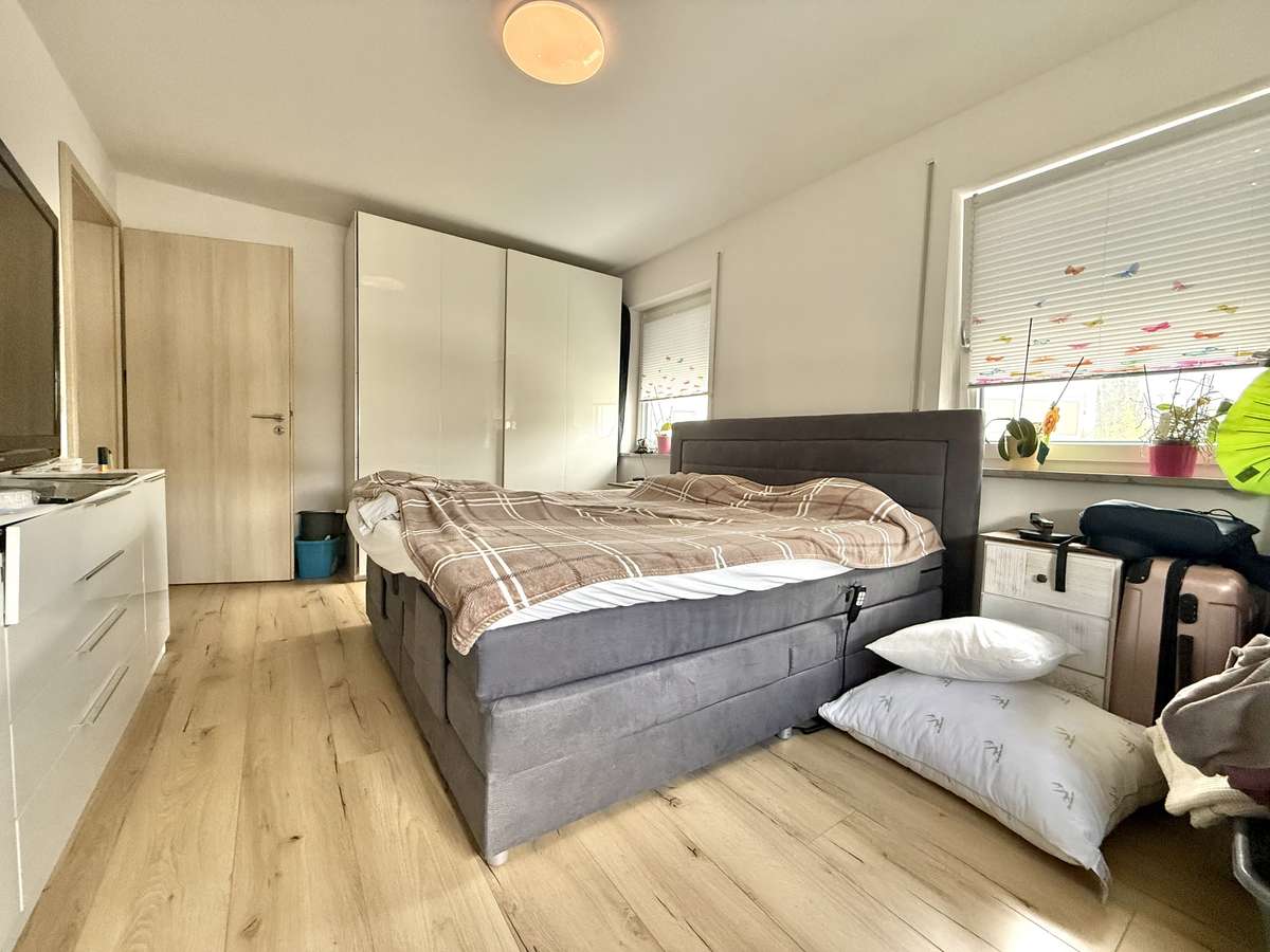 NEUWERTIGE  4-Zi.-Wohnung in Hettenshausen mit sonnige Südterrasse