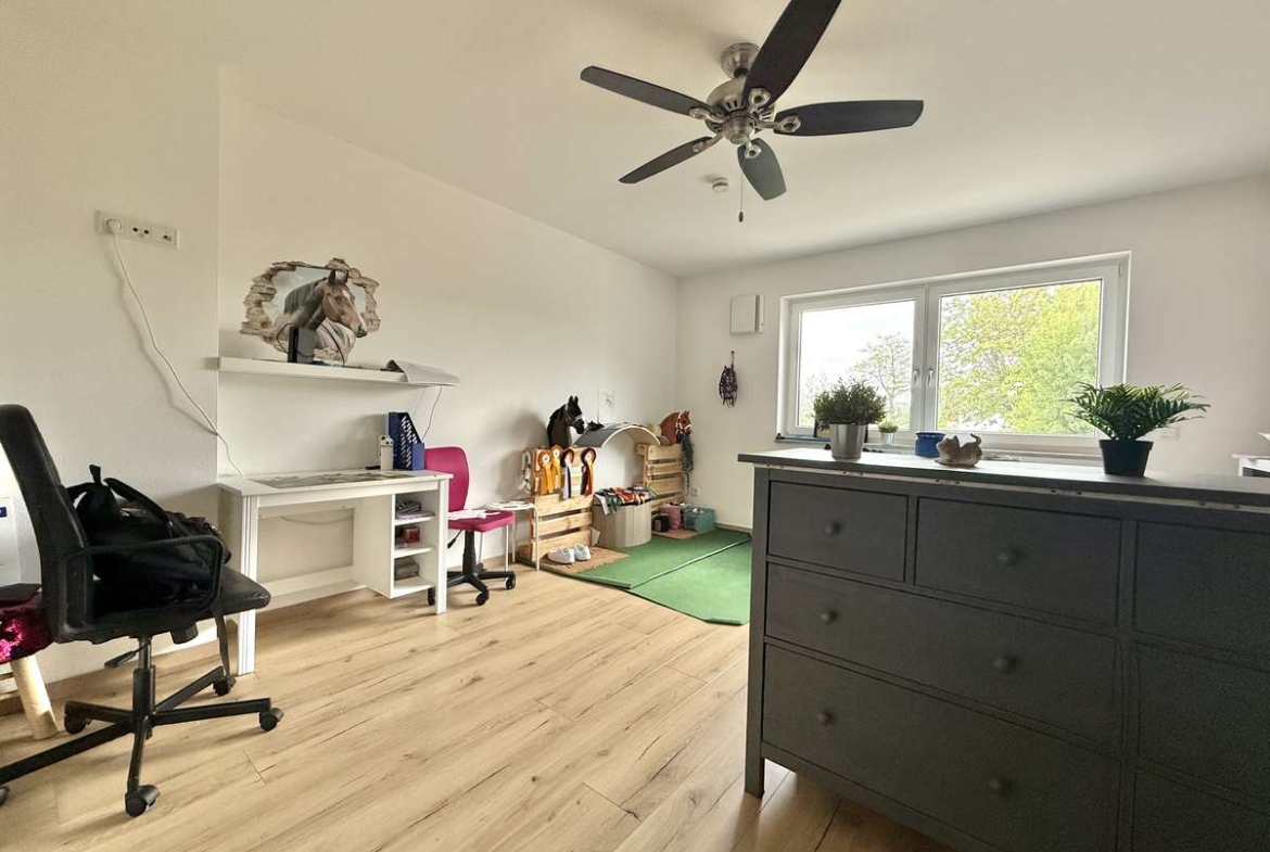 NEUWERTIGE  4-Zi.-Wohnung in Hettenshausen mit sonnige Südterrasse
