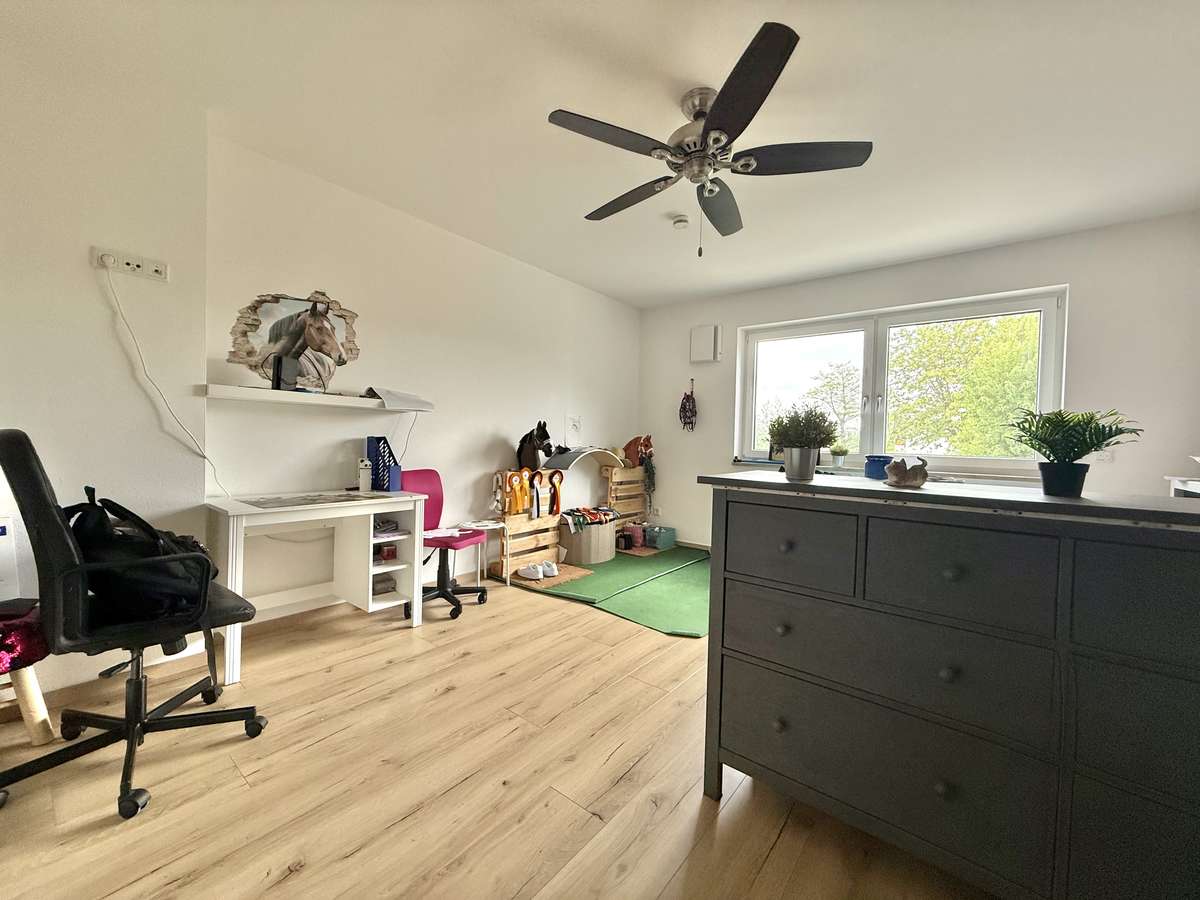 NEUWERTIGE  4-Zi.-Wohnung in Hettenshausen mit sonnige Südterrasse
