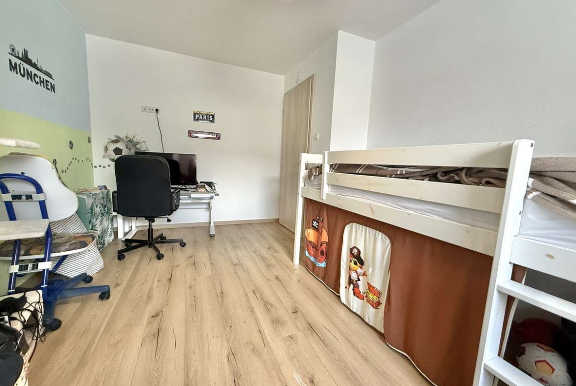 NEUWERTIGE  4-Zi.-Wohnung in Hettenshausen mit sonnige Südterrasse