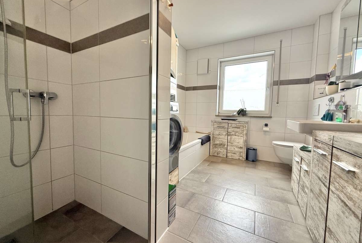 NEUWERTIGE  4-Zi.-Wohnung in Hettenshausen mit sonnige Südterrasse