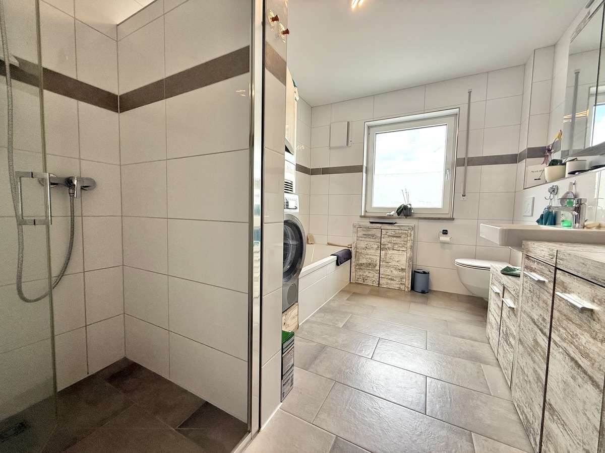NEUWERTIGE  4-Zi.-Wohnung in Hettenshausen mit sonnige Südterrasse