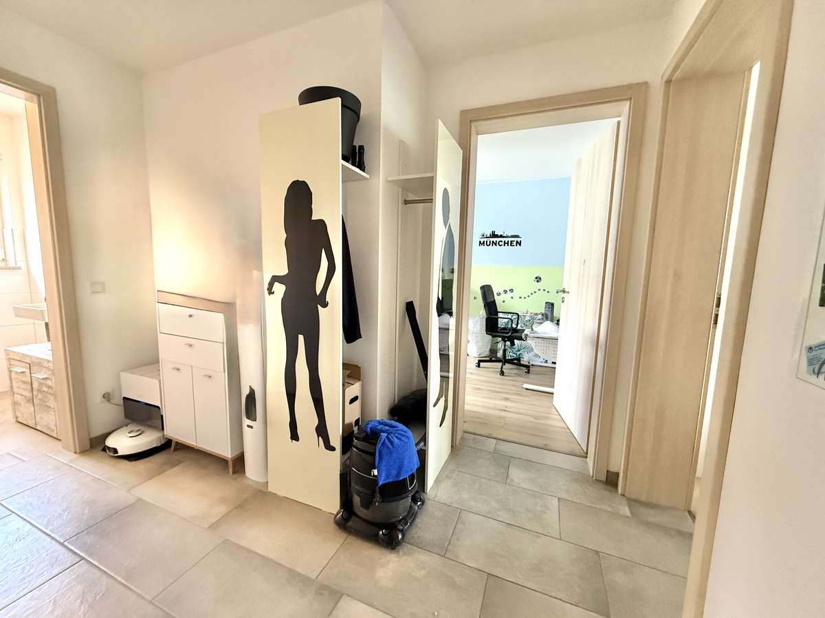 NEUWERTIGE  4-Zi.-Wohnung in Hettenshausen mit sonnige Südterrasse