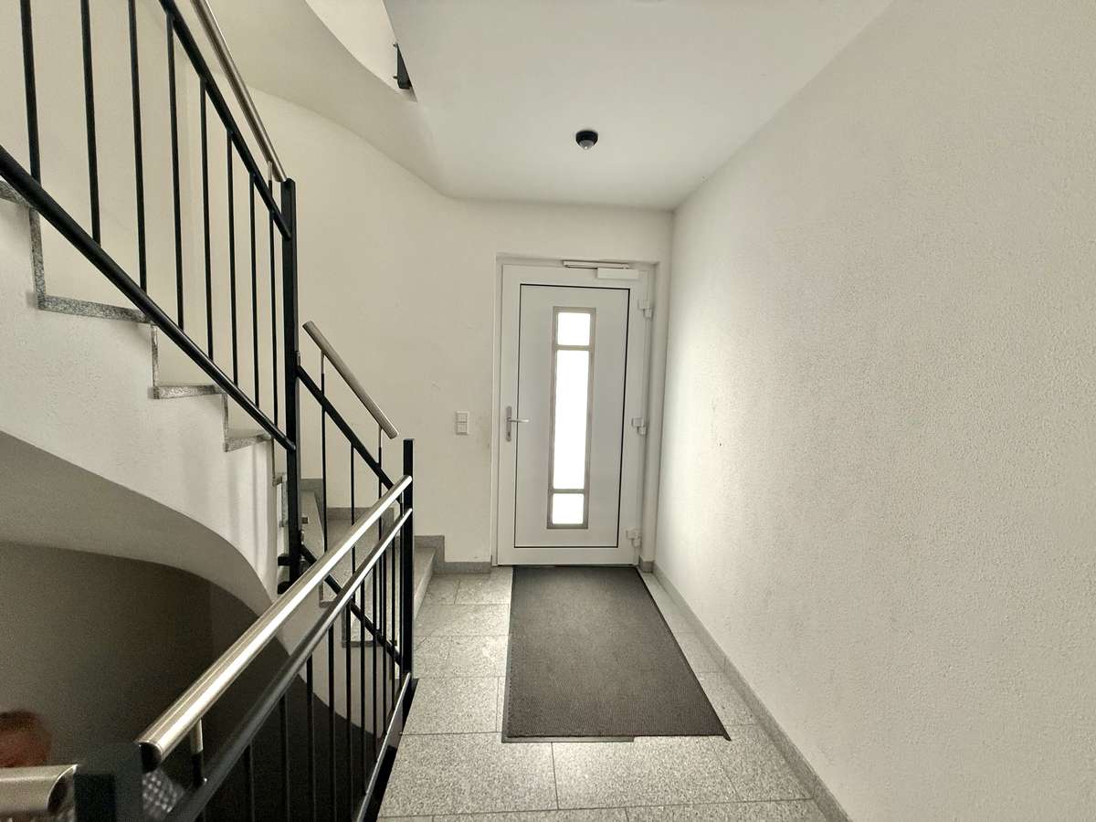 NEUWERTIGE  4-Zi.-Wohnung in Hettenshausen mit sonnige Südterrasse