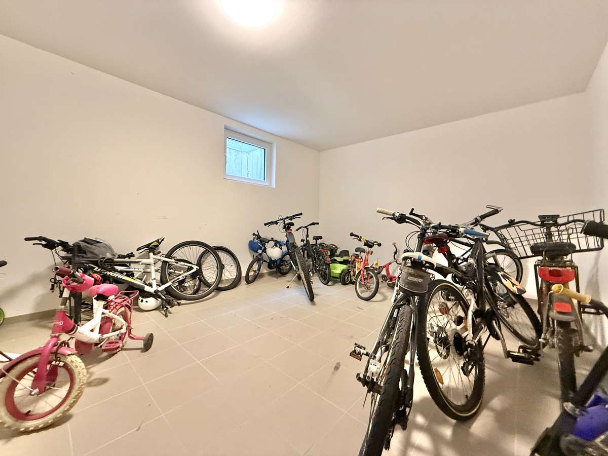 NEUWERTIGE  4-Zi.-Wohnung in Hettenshausen mit sonnige Südterrasse