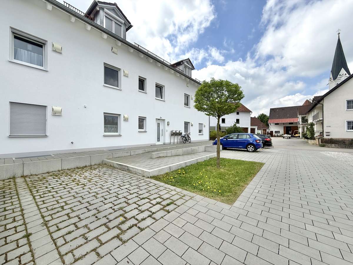 NEUWERTIGE  4-Zi.-Wohnung in Hettenshausen mit sonnige Südterrasse