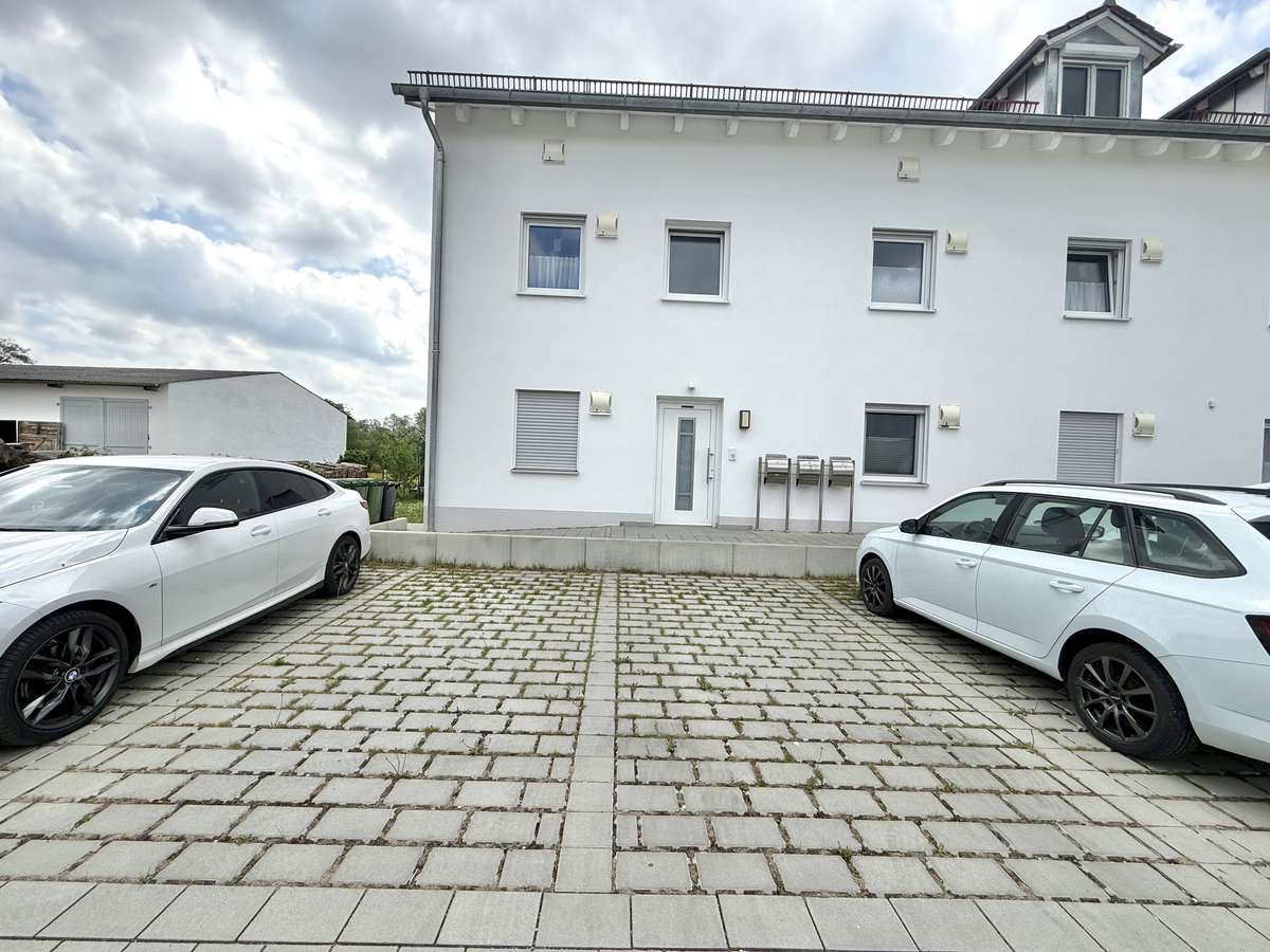 NEUWERTIGE  4-Zi.-Wohnung in Hettenshausen mit sonnige Südterrasse