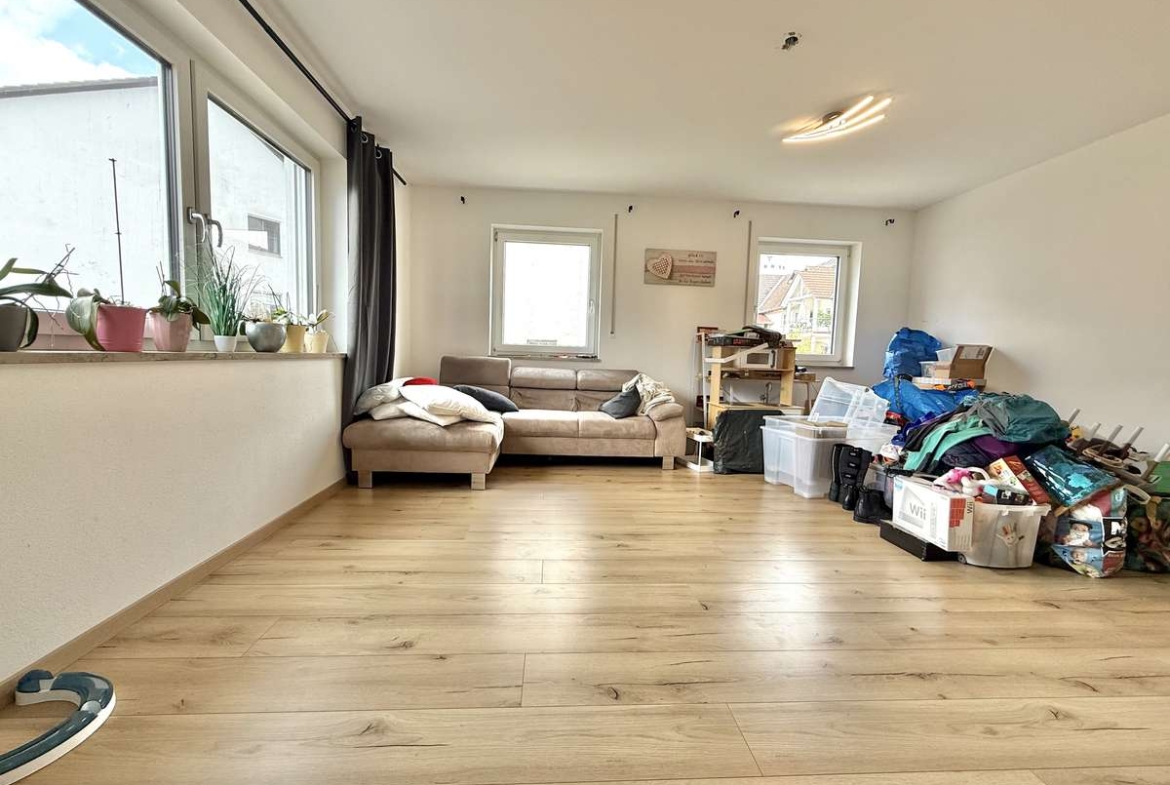NEUWERTIGE  4-Zi.-Wohnung in Hettenshausen mit sonnige Südterrasse