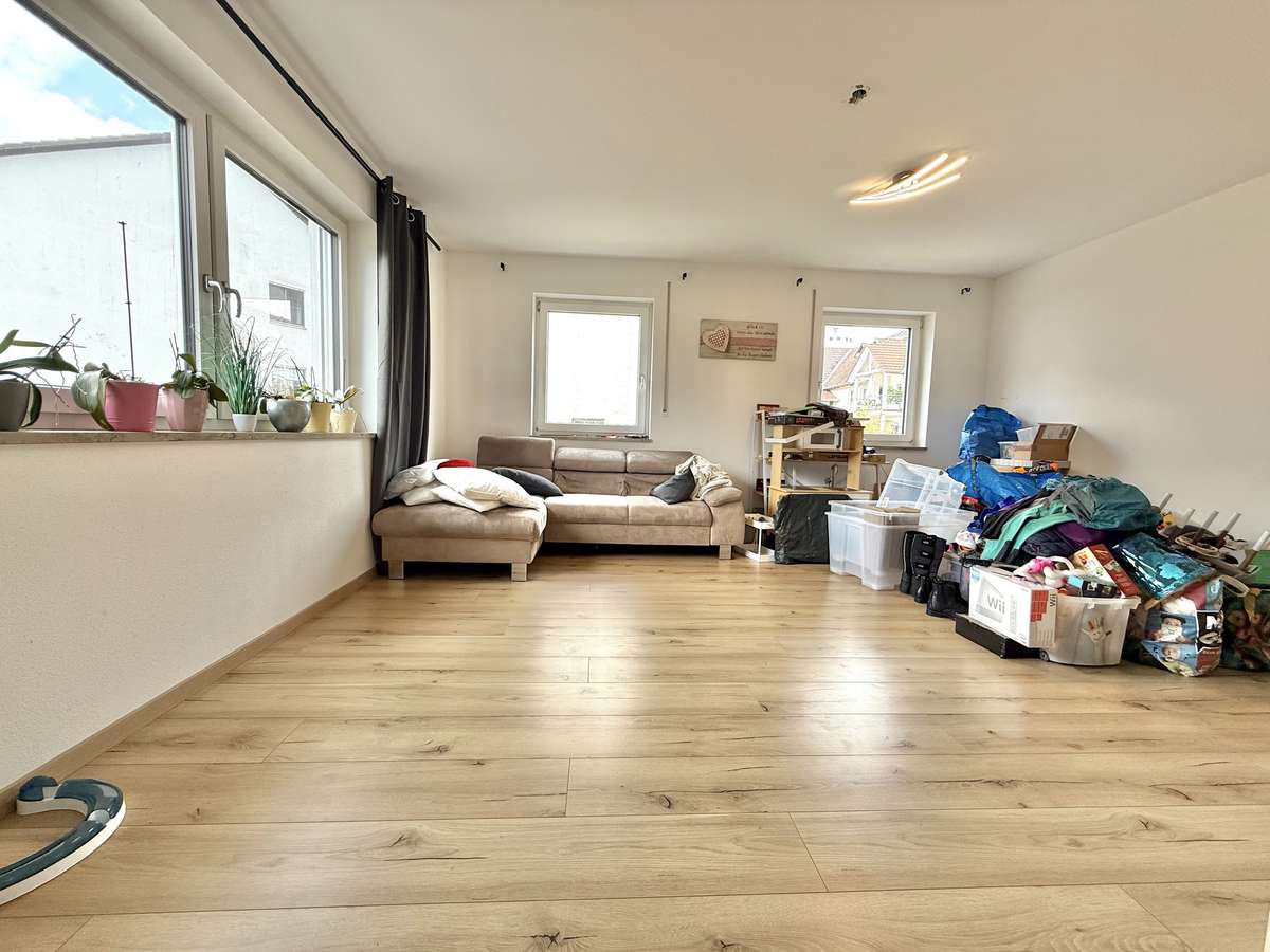 NEUWERTIGE  4-Zi.-Wohnung in Hettenshausen mit sonnige Südterrasse