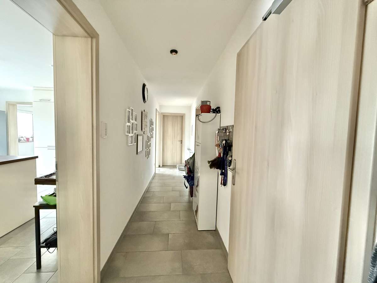NEUWERTIGE  4-Zi.-Wohnung in Hettenshausen mit sonnige Südterrasse