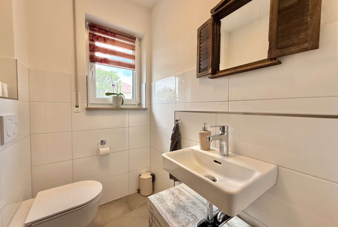 NEUWERTIGE  4-Zi.-Wohnung in Hettenshausen mit sonnige Südterrasse